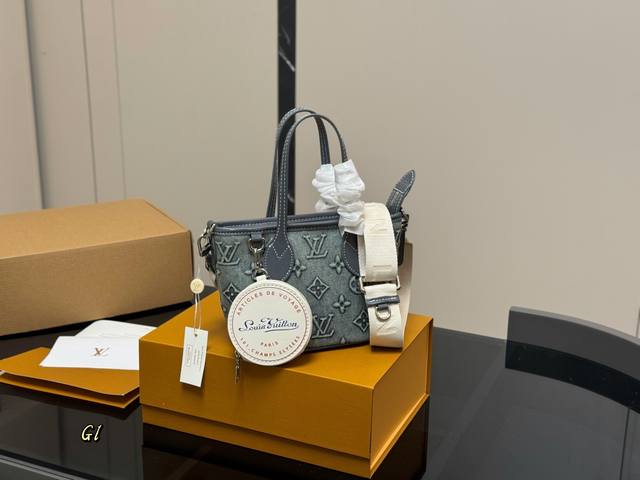 ￥230 配折叠盒 size：20*14Cm lv 迷你菜篮子包 ！ 复刻版 高品质 长肩带！零钱包！ 统统都有！！