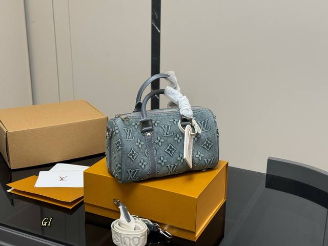 ￥250 配盒 尺寸：25*14Cm lv Keepall 枕头包 真的是小可爱！ 贼适合的Keepall25牛仔蓝色！ 男盆友的战包 搜索 Lv Keepal