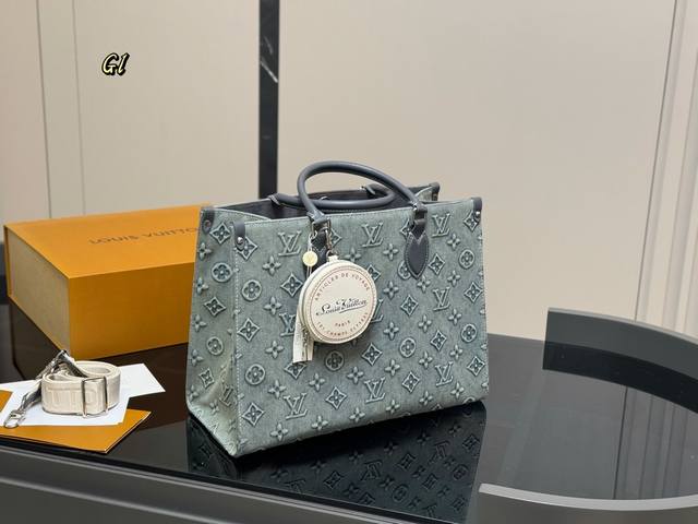 ￥250 配盒 size：34.28Cm lv Onthego牛仔购物袋 有隐藏的背带设计， 可单肩～可手提 搜索 Lv Onthego丛林购物袋 配折叠盒