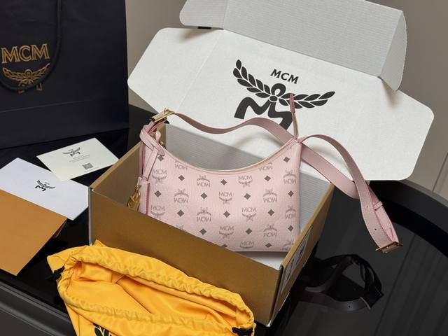 ￥170 配飞机盒 size：26Cm mcm牛角包 新品 原单！青岛出品 hobo首发 简单大方好搭配 快快种草吧！