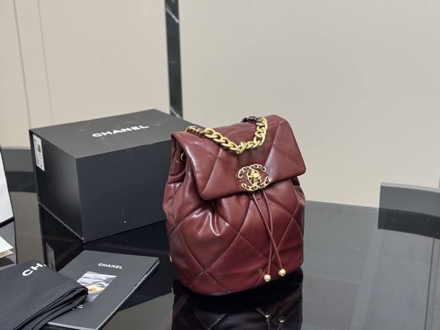 ￥250 配折叠盒 香奈儿Chanel 19Bag 双肩包经典一直很喜欢 自重很轻又很能装， 任何场合都能背，适配任何风格。 很经典的一款包，背个几年都不过时