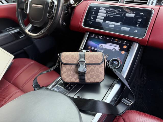 p230 高端货 新款 “ Coach ”蔻驰单肩包 Coach蔻驰相机包 League 19 品牌徽标磁扣开合 光滑皮革 单肩斜挎包 小号 男女款 杏色 高清