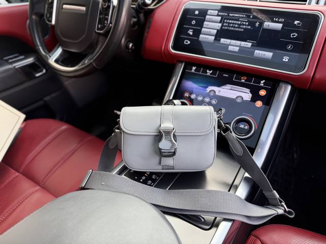 p230 高端货 新款 “ Coach ”蔻驰单肩包 Coach蔻驰相机包 League 19 品牌徽标磁扣开合 光滑皮革 单肩斜挎包 小号 男女款 木炭灰色