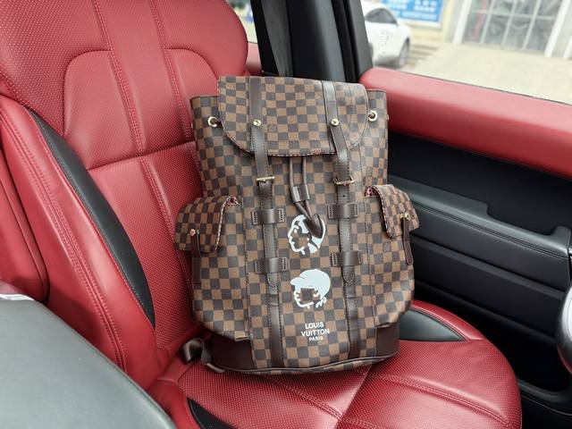 p190 高端货 新款 “ Louis Vuitton ”Lv双肩包 路易威登双肩包 Louis Vuitton 通体标志印花翻盖开合 牛皮 双肩包 男女同款情