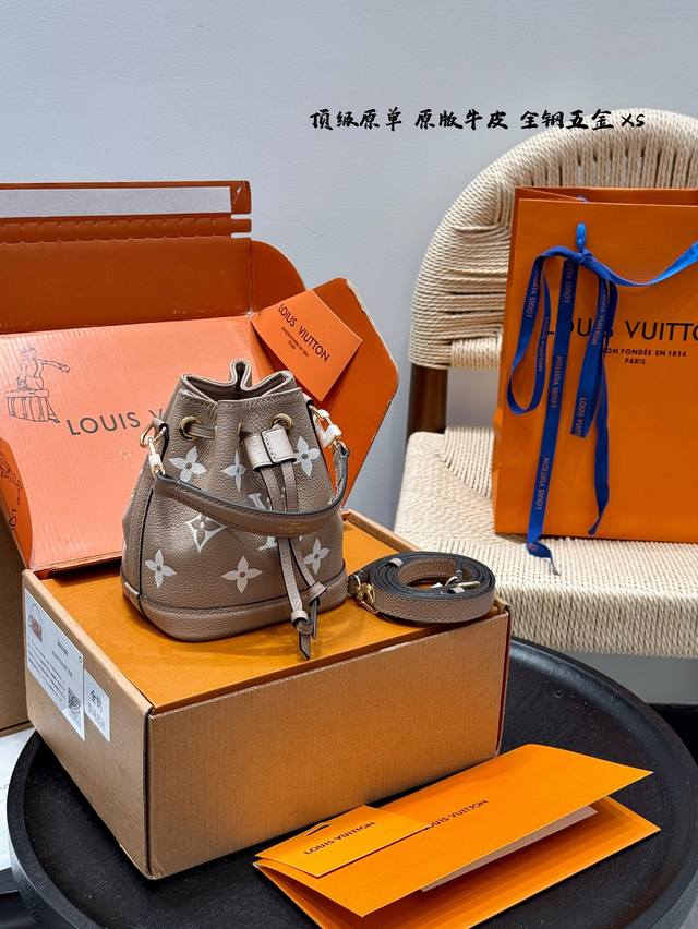 p290全套礼盒手提袋 原版皮 复刻版！带芯片 size: 13×16 头层牛皮压花 lv Mini 迷你Nano水桶包 全新配色大象灰，皮质柔软细腻！ 手拎，