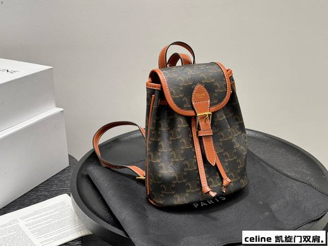 p170折叠礼盒 size： 17×20Cm celine/赛琳Triomphe 凯旋门老花双肩包Mini小书包 Lisa同款 将复古元素与一向拿手的利落线条完