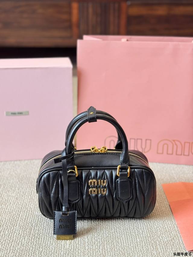 头层牛皮 P340 miu新品 高级褶皱保龄球包 搭配小零钱包 精致独特的设计 时尚绝美 大方且与众不同 日常 出街必入款 凸显功能性 实用主义 柔软舒服的触感