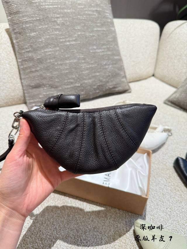 p170 牛皮 0非常火“Lemaire牛角包谁还不知道啊Lemaire牛角包谁还不知道啊 万内好看时尚的包包，最近浪潮很高哦 时尚天花板，巨好看，还巨百搭，松