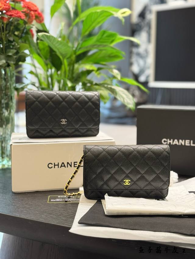 p220 鱼子酱牛皮 chanel经典黑Woc没有女孩会不爱 woc是奢华与精致的典范，让每位淑女心驰神往的手拿链条包。高级细腻的纯黑色菱格纹翻盖包身，点缀着银