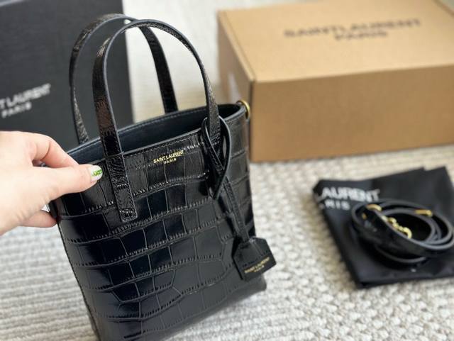 200 升级版（配盒） size： 21 12Cm ysl圣罗兰| 迷你 水桶 水桶包不要太可爱辣 可以手提手挽也有肩带可以单肩背~背法多样~ 牛皮皮质细腻又舒