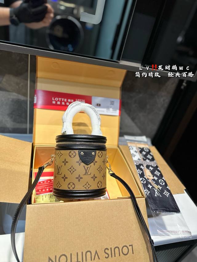 p230（折叠飞机礼盒） lv Canne|发家致富第一-步■入个Lv发财桶使用率100%的这款Lv圆桶 容量真的巨巨巨大++ 手机/粉饼/卡包都塞得下 怪不得