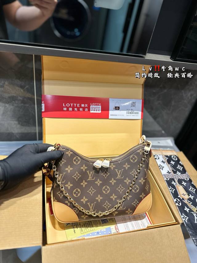 p230(折叠飞机礼盒) lv Boulogne邮差包 牛角包 新款的 Boulogne Size 对比之前小了,但完全不影响它的容量。设计上多加了金色链条 发 p230(折叠飞机礼盒) lv Boulogne邮差包 牛角包 新款的 Boulogne Size 对比之前小了,但完全不影响它的容量。设计上多加了金色链条 发