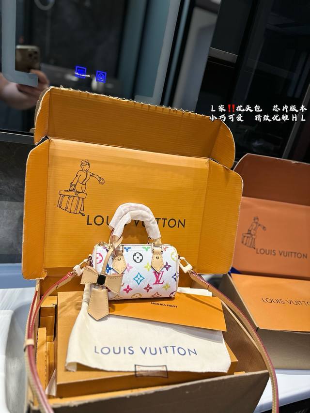 p230（折叠飞机礼盒） lv白三彩Nano 枕头包. 这次和村，上隆的联名确实有-股闪回千禧年代的古早魅力现实和过去时髦新旧交替的无缝穿插着 巧妙回溯1930