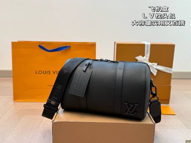 ￥300飞机盒 lv 枕头包 男生日常休闲搭配的理想选择～ 实用又百搭，小小的身体大大的空间 非常适合放随身物品~ 面料耐磨耐刮蹭，适合男生大大咧咧的性格~ 尺