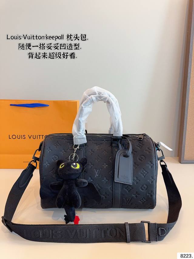 p210无盒. lv 黑武士 Keepall 枕头包 黑色暗纹Logo超级耐看 全皮质感气质拉满 大气，休闲百搭，也是我入手主要原因，搭配小羊皮软嫩软嫩的材质