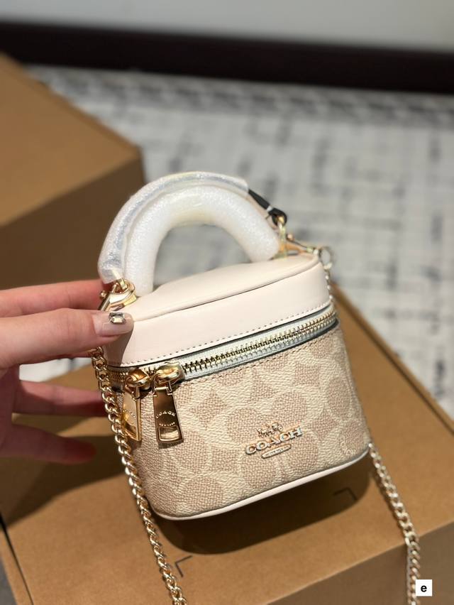 p220 coach | Ava迷你盒子包 size：11*9Cm 蔻驰Coach新款小废包来喽~ 今年新款小盒子包。 小小超级超级爱！！