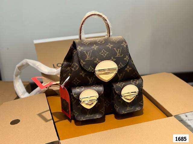 p330 飞机盒全套包装 lv 村上隆三彩盾牌双肩包太可爱了吧！！ 黑白三彩又流行回来啦 经典就是经典 出街很显眼噢 又潮又靓一眼就能看到。它快来把它带走吧！