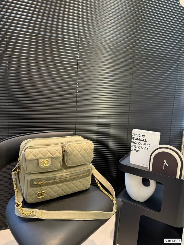 p300 香奈儿 Chanel. 时髦拿捏住啦 不显老气好好搭啊 而且貌美气质加成好高的呀～ 爱死了这份从容优雅 尺寸：32 25 货号6837