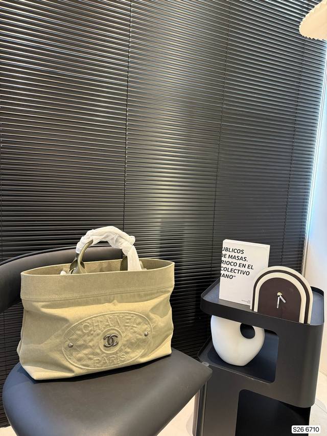 p220 香奈儿牛仔垃圾袋 经典的牛仔搭配做旧的风格，看上去好有质感！看一眼就喜欢，随意感才是香奈儿托特的特点哦！尺寸：35 28 货号6710