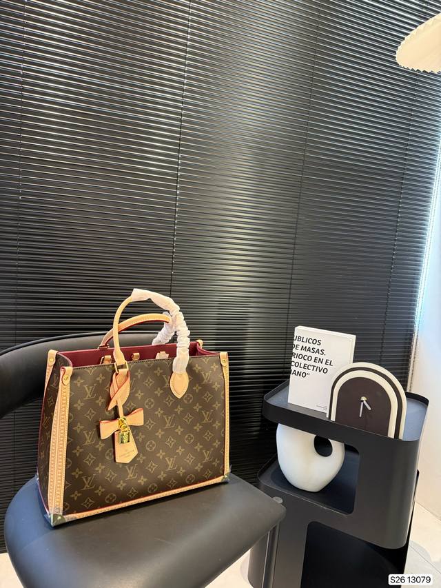 p220 Lv托特百搭实用 可甜可盐 又酷又飒。 逛街通勤，完全是可以驾驭的吖。 巨大袋身干净的外部线条 尺寸：35 27 货号13079