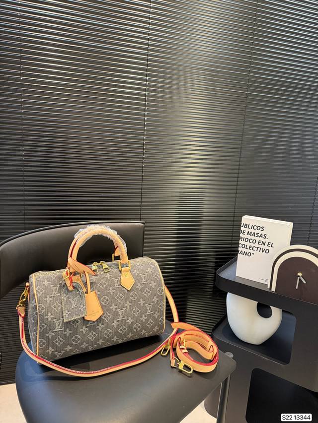 p200 Lv牛仔枕头包 手袋是一款理想的都市手袋。 标志性的造型与经典的 Monogram 帆布，加之多种携带方式和奢华的天然牛皮饰边为该包平添一份时尚前卫之