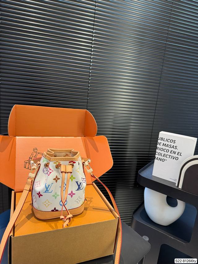 p200 配飞机盒折叠盒子 Lv水桶包 lv尤物人间白三彩真漂亮啊白三彩系列每一只都值得收藏，又可以搭配俏皮可爱下次想试试洒脱一点穿搭彩色老花 五彩缤纷的少女心