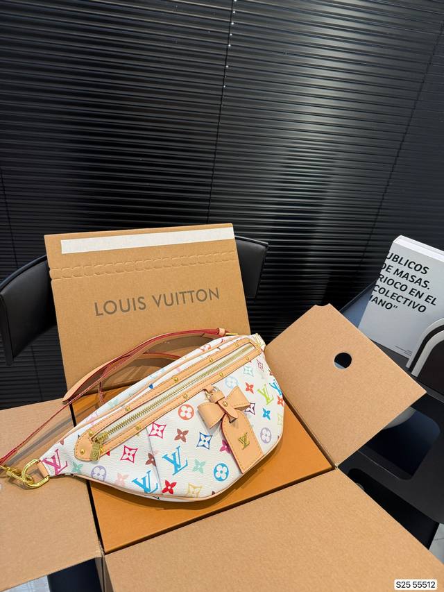 p210 配飞机盒折叠盒子 Lv胸包 lv尤物人间白三彩真漂亮啊白三彩系列每一只都值得收藏，又可以搭配俏皮可爱下次想试试洒脱一点穿搭彩色老花 五彩缤纷的少女心满
