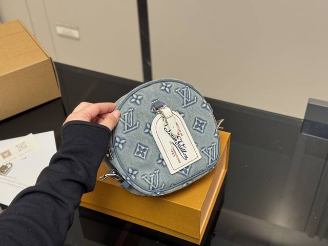 ￥240 配折叠盒飞机盒 【复刻版】 尺寸:18.17Cm lv 圆饼包 圆头圆脑的， 高订！.原版牛仔 非市场通货欢迎对比