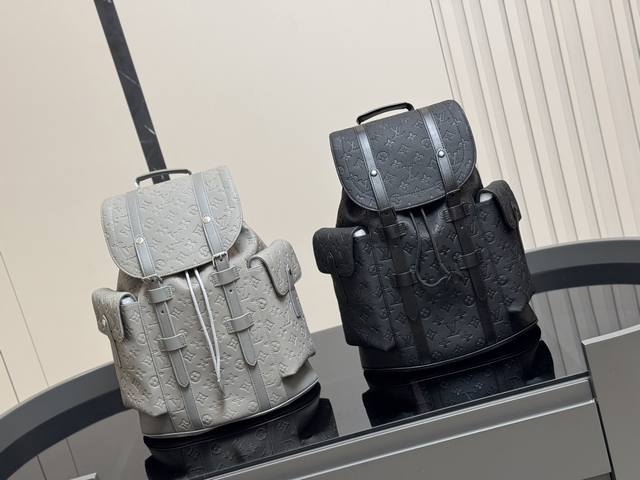 ￥200 lv 双肩包… 经典面料 手感超级Nice 沉稳大方！ 你不会选错的！ 尺寸：33*43