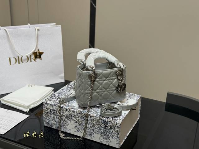 ￥230 配盒 尺寸:17Cm 高品版.升级顶级原单出货 迪奥 戴妃羊皮款 搭配最新的肩带 更加加分！！ 小牛皮材质！