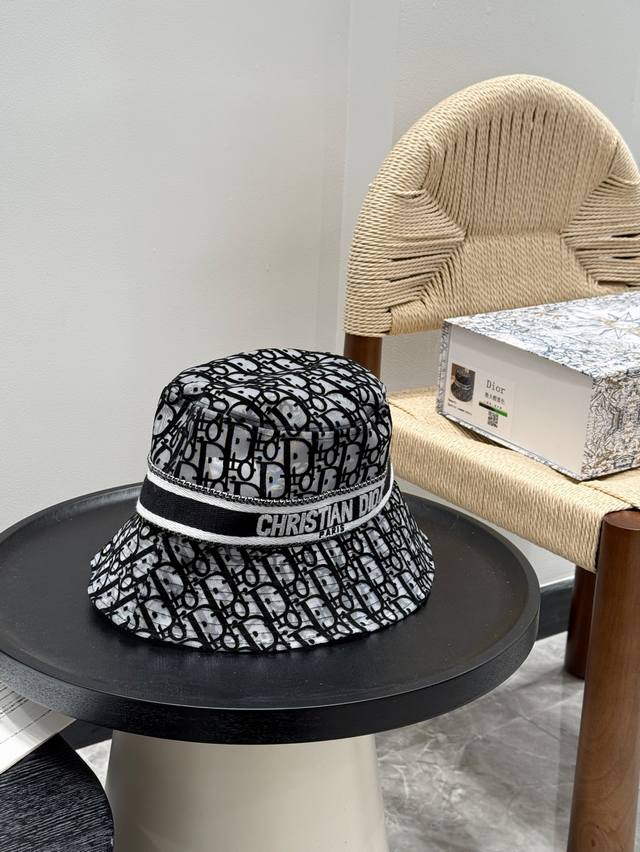 p120礼盒包装 dior迪奥 官网同步新款发布 D家渔夫帽，整个帽子质感超级好，上头效果很Nice，萝莉御姐都可出众，超级火爆