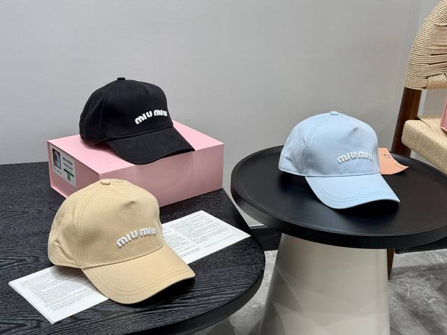 p100礼盒包装 miumiu 新款棒球帽上新复古的六片式设计！正面有高定刺绣，就是说，真的很帅很酷～帽子背后可调节开合设计，适合不同头围大小的人群，均码设计更