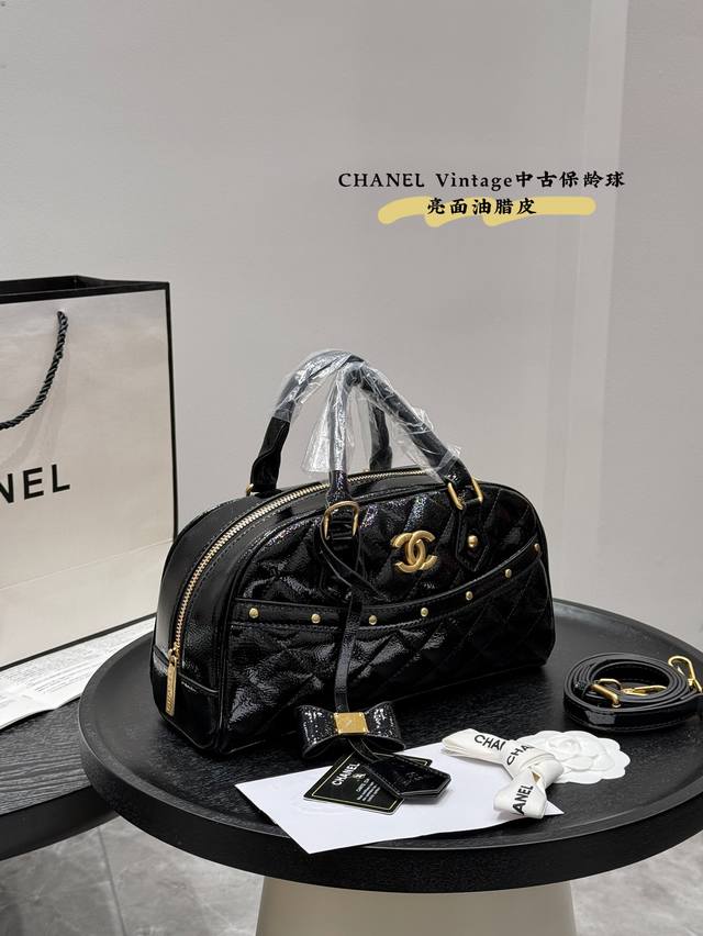 p160礼盒包装 size：28 20Cm 香奈儿Chanel 亮面油腊皮菱格中古手提保龄球包 这个保龄球包真的太香了~ 近期很有人气的一只Vintage Ch
