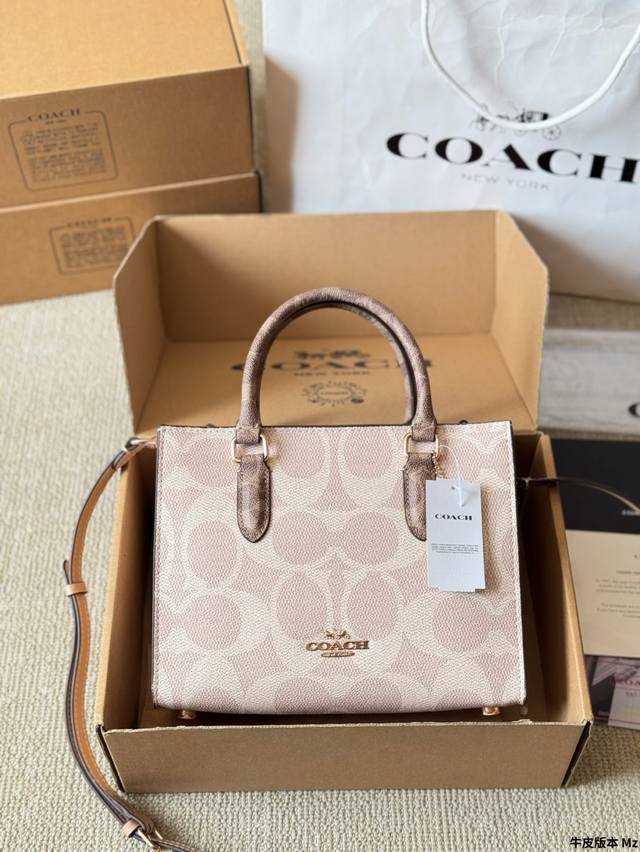 牛皮版本 P230 蔻驰新款 Miggie Small Tote coach 12.1系列的功能性手袋心 整个材质比较硬挺，不容易塌 经典老花的材质也比较耐造