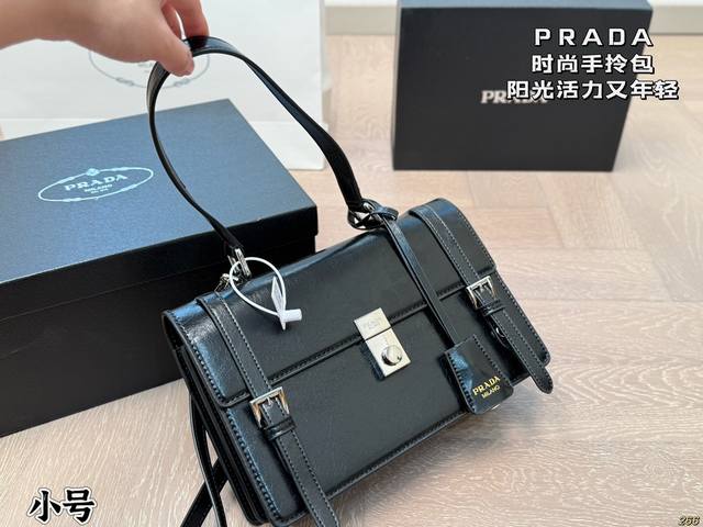 小号￥210配盒 普拉达Prada 手拎包 背上身一整个阳光活力又年轻 可可爱爱又能装 气质小姐姐即视感 有种小香的感觉～ 轻便好背，充满高级感，狠狠爱了 尺寸