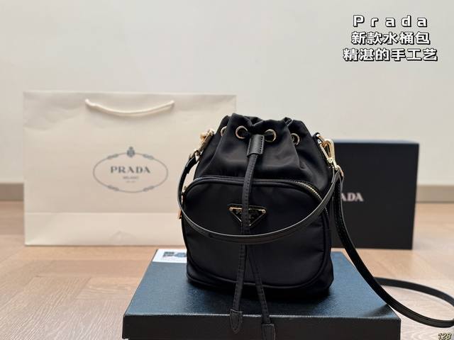 ￥140配盒 prada普拉达新款水桶包 精湛的手工艺 融入现代时尚潮流元素 尺寸： 18 20