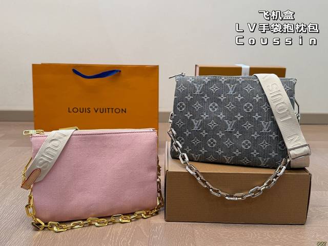￥210飞机盒 lv路易威登Coussin手袋抱枕包 包如其名像只柔软可爱的小坐垫，低调复古 大气又时髦！有被它酷到！！ 多种背法，搭配率很高的一只～ 尺寸27