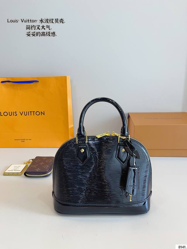 p230配礼盒. lv/ 路易威登 贝壳包 新品系列最新Teddy系列高版本 贝壳包 手感超级好 搭配起来超级美腻 超级推荐 走秀款同步 上身效果好 原版五金带