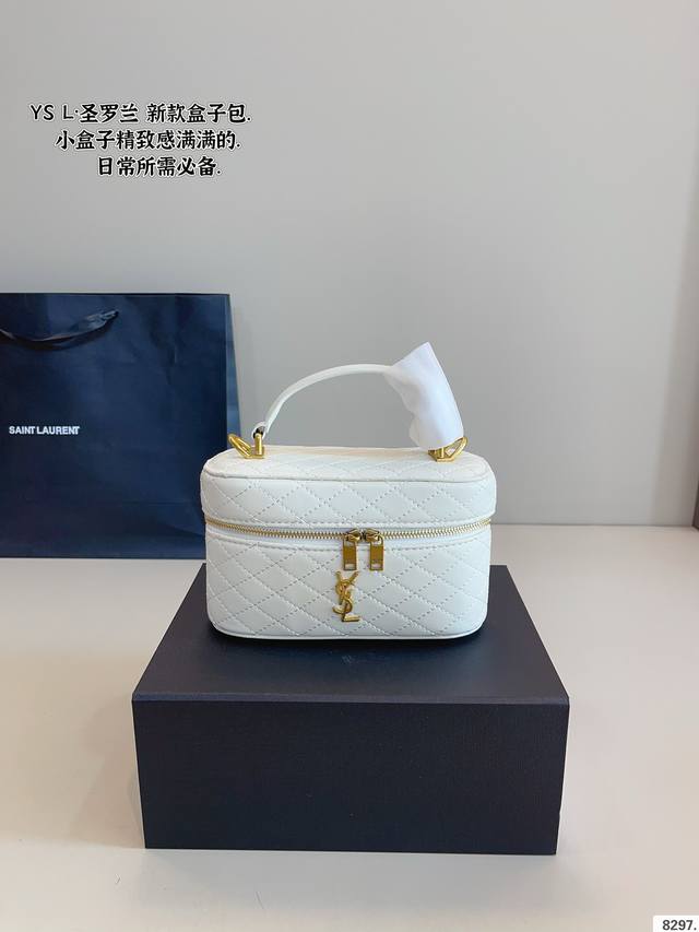 p160配礼盒. 圣罗兰.Ysl 新款 箱子化妆包 超火爆时尚单品 高版本 做工精细 进口五金 让你无论是夏天还是冬天都能背上它出门 是不是性价比超级高 随便凹