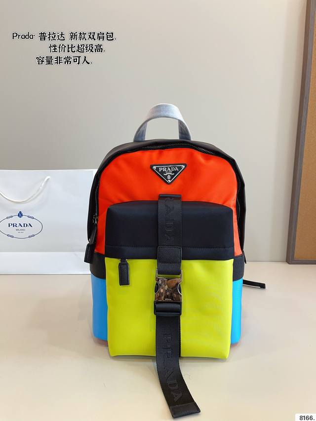 p210 prada普拉达新款 双肩包 降落伞面料.超级柔软的面料 可手提 单肩斜挎 时尚新宠儿 各路明星 网红同款追捧 尺寸：28*13*38Cm