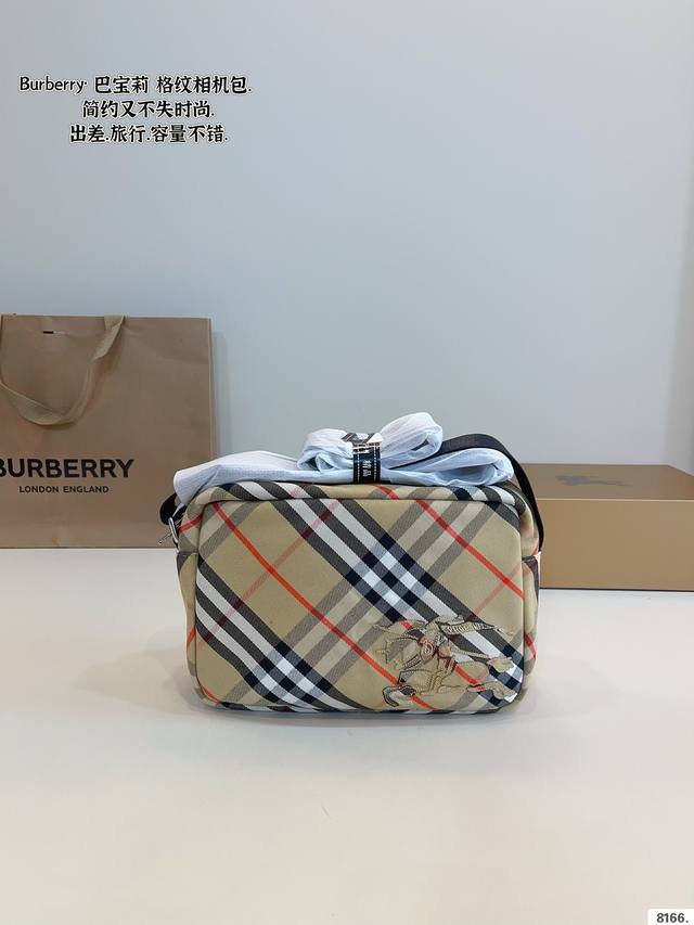p180配礼盒. 巴宝莉 Burberry 格纹相机包 百搭到没朋友 就是酷 时尚感超强 辦识度很高 材质超轻很能装，上身也帅气尺寸：25*7*17Cm