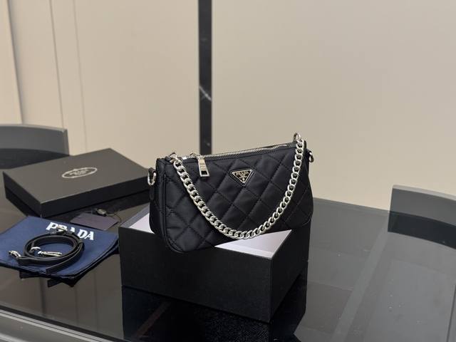 ￥140 配盒 size：23.12Cm 普拉达25Ss 新款腋下包 圆圆小可爱，配长肩带！ 非常小巧时 实用又好看！！！