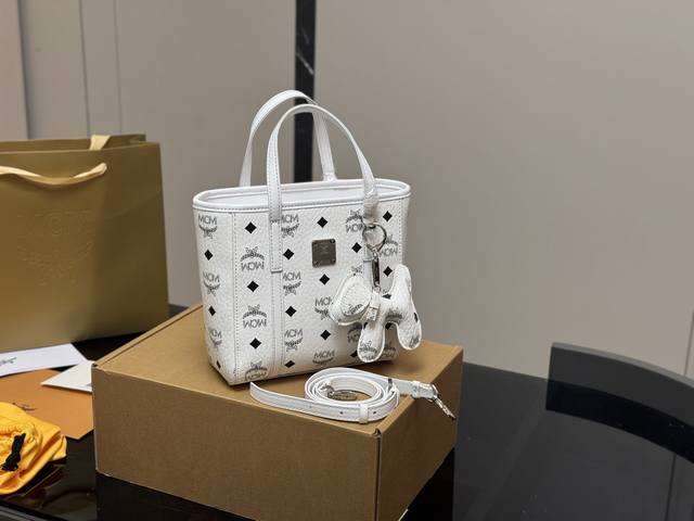 ￥160 配飞机盒（复刻版） size：20*19Cm 新款Mcm 菜篮子 原单！原单！ 俏皮很百搭 全套包装 赠送可爱的小狗挂件！