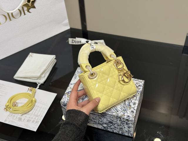 ￥180 配盒 size：13*11Cm 迪奥Mini 戴妃 实在是太太太可爱啦！ 手机装不下 只能装下可爱