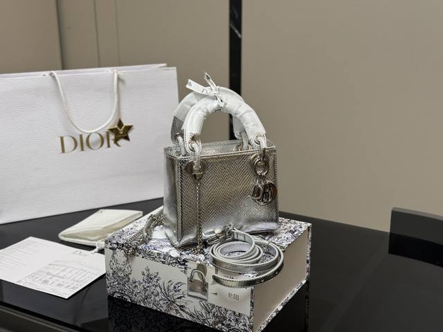 ￥230 配盒 size：17Cm（3格） —Lady 返场！ 迪奥戴妃，超级养眼哦！ 高端品质，随意对比细节， ..不要太上头哦亲！