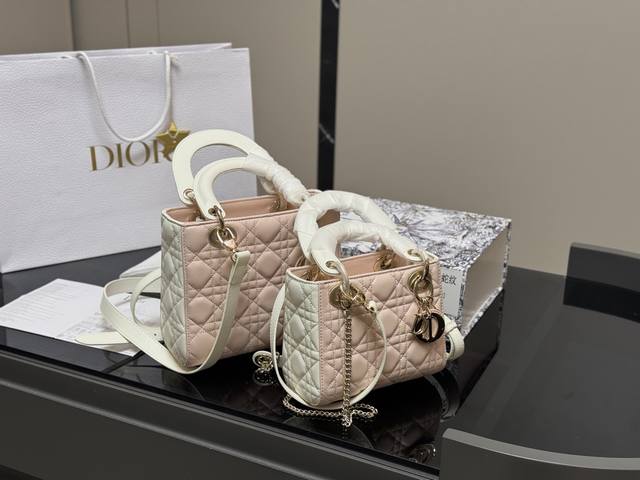 ￥230 ￥240 配折叠盒 diro迪奥戴妃包 深得我心这种人间Mini包太深得人心了 d小羊皮材质很是Nice 高级感中带点个性. 17Cm 20Cm