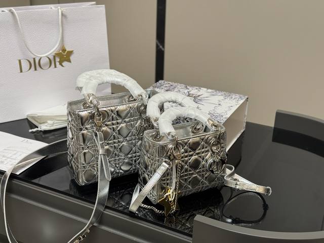 ￥230 ￥240 配折叠盒 diro迪奥金银戴妃包 深得我心这种人间Mini包太深得人心了 d小羊皮材质很是Nice 高级感中带点个性. 17Cm 20Cm