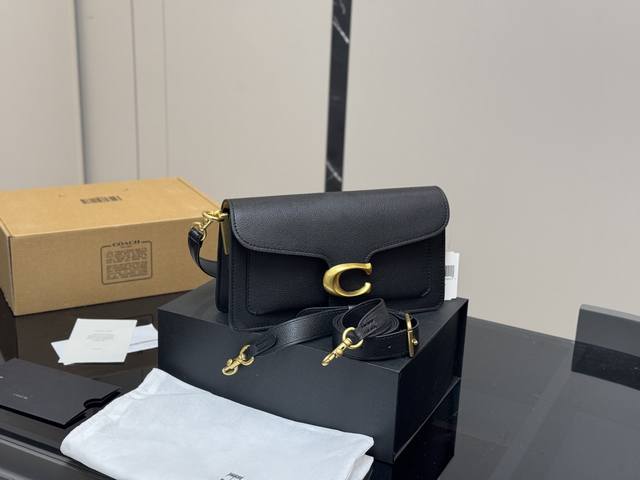 ￥210 配盒 size：25*15Cm 百搭神器—Tabby 蔻驰 酒神Tabby 超级好看！ 五金处Coach的刻字 满满的小细节… 配置双肩带 牛皮品质！