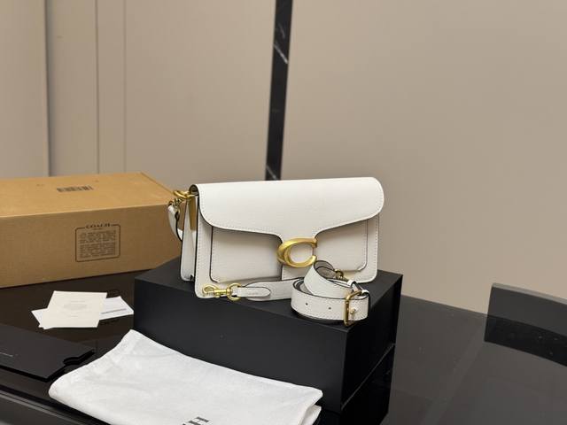 ￥210 配双盒 size：25*15Cm 百搭神器—Tabby 蔻驰 酒神Tabby 超级好看！ 五金处Coach的刻字 满满的小细节… 配置双肩带 牛皮品质