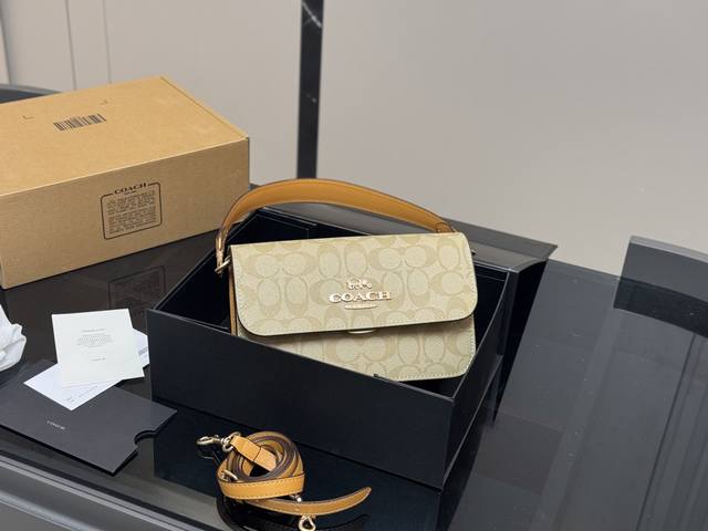 ￥200 配折叠盒飞机盒 size：23*14Cm 蔻驰 新品Brynn腋下包 新品 双肩带 超级百搭！ 搜索Coach 蔻驰腋下